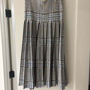 Chic Houndstooth Midi Skirt in Black, White, and Blue
